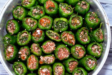 Mısır mahshi 'si doldurulmuş dolgun dolgun dolma dolma dolma dolma biber. Beyaz pirinç, soğan, maydanoz, dereotu ve kişniş. Arap Mısırlı geleneksel Mahshy mutfağının seçici odağı pişirilmeye hazır.