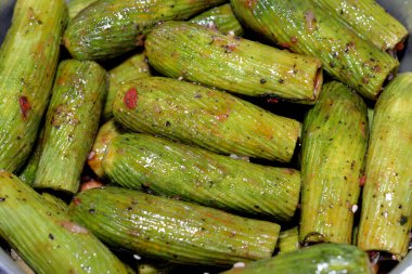 Beyaz pirinç, soğan, maydanoz, dereotu ve kişniş ile doldurulmuş kabak, kabak, mahshi ya da kabak dolması, Arap Mısırlı geleneksel Mahshy mutfağının seçici odağı pişirilmeye hazır.