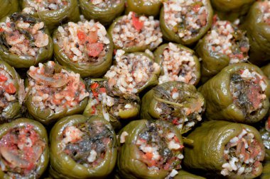 Doldurulmuş dolgun dolma dolma dolma dolma dolma Mısır mahşisi ve beyaz pirinç, soğan, maydanoz, dereotu ve kişniş, Arap Mısırlı geleneksel Mahshy mutfağının seçici odağı servis edilmeye hazır.