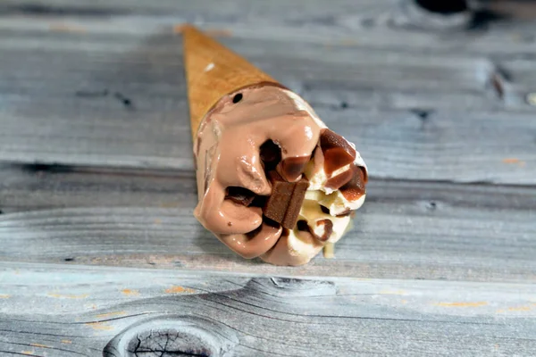 ココアチョコレートとバニラコーンのアイスクリーム クリスピーなウェーハコーンのチョコレートバーピース ウェーハビスケットの冷たいアイスクリームの小枝の選択的な焦点 夏休みのコンセプト — ストック写真