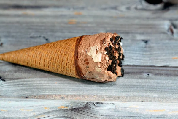 Jégkrém Tejszínes Kakaó Csokoládé Kúp Tetején Csokoládé Darabok Egy Ropogós — Stock Fotó