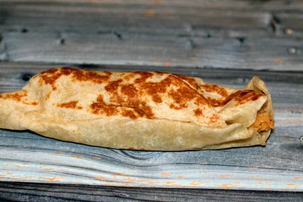 Tiras Filete Crujientes Pechuga Pollo Envueltas Una Tortilla Ligeramente Tostada —  Fotos de Stock