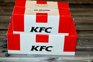 Kahire, Mısır, 13 Kasım 2022 'de KFC tarafından kurulan Zinger sandviçi tarifinin tavuk teslimatı, KFC merkezi Louisville, Kentucky' de bulunan bir Amerikan fast food restoran zinciri.