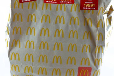 Kahire, Mısır, 16 Kasım 2022: McDonald 's Mısır' dan fast food zinciri tavuk büyük lezzetli sandviç ve tavuk Macdo, McDonald 's Corporation, Amerika Birleşik Devletleri' nin çok uluslu fast food zinciri.