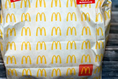Kahire, Mısır, 16 Kasım 2022: McDonald 's Mısır' dan fast food zinciri tavuk büyük lezzetli sandviç ve tavuk Macdo, McDonald 's Corporation, Amerika Birleşik Devletleri' nin çok uluslu fast food zinciri.