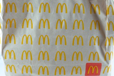 Kahire, Mısır, 16 Kasım 2022: McDonald 's Mısır' dan fast food zinciri tavuk büyük lezzetli sandviç ve tavuk Macdo, McDonald 's Corporation, Amerika Birleşik Devletleri' nin çok uluslu fast food zinciri.