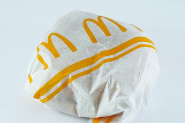 Kahire, Mısır, 16 Kasım 2022: McDonald 's Mısır' dan fast food zinciri tavuk büyük lezzetli sandviç ve tavuk Macdo, McDonald 's Corporation, Amerika Birleşik Devletleri' nin çok uluslu fast food zinciri.