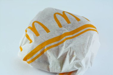 Kahire, Mısır, 16 Kasım 2022: McDonald 's Mısır' dan fast food zinciri tavuk büyük lezzetli sandviç ve tavuk Macdo, McDonald 's Corporation, Amerika Birleşik Devletleri' nin çok uluslu fast food zinciri.