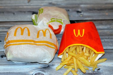 Kahire, Mısır, 16 Kasım 2022: McDonald 's Mısır' dan fast food zinciri tavuk büyük lezzetli sandviç ve tavuk Macdo, McDonald 's Corporation, Amerika Birleşik Devletleri' nin çok uluslu fast food zinciri.