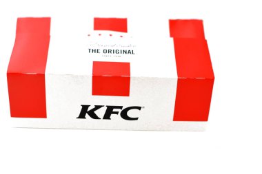 Kahire, Mısır, 13 Kasım 2022 'de KFC tarafından kurulan Zinger sandviçi tarifinin tavuk teslimatı, KFC merkezi Louisville, Kentucky' de bulunan bir Amerikan fast food restoran zinciri.