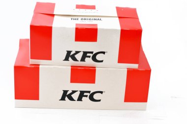 Kahire, Mısır, 13 Kasım 2022 'de KFC tarafından kurulan Zinger sandviçi tarifinin tavuk teslimatı, KFC merkezi Louisville, Kentucky' de bulunan bir Amerikan fast food restoran zinciri.