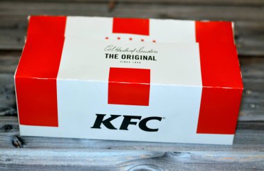 Kahire, Mısır, 13 Kasım 2022 'de KFC tarafından kurulan Zinger sandviçi tarifinin tavuk teslimatı, KFC merkezi Louisville, Kentucky' de bulunan bir Amerikan fast food restoran zinciri.
