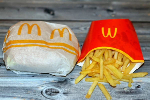 카이로 이집트 2022 맥도널드의 이집트 연쇄로 배달되는 맛있는 샌드위치와 맥도날드의 — 스톡 사진
