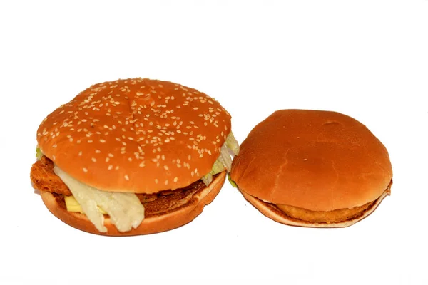 Большой Гамбургер Куриным Филе Увенчанный Вкусным Соусом Свежими Помидорами Хрустящим — стоковое фото