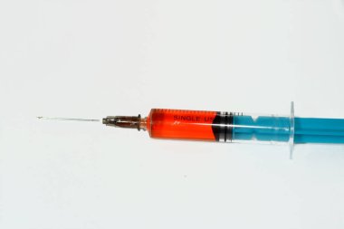 Antimikrobik bir antibiyotik şişesi yanlış depolama nedeniyle fiziksel ve kimyasal değişikliklerle sarıdan kırmızıya doğru bir zaman ve renk değişimi için hazırlanıp bırakılmış.