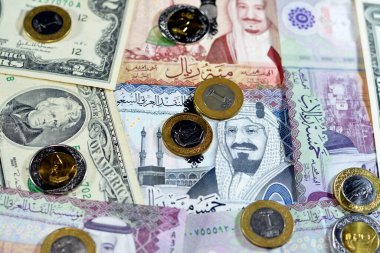 Amerikan dolarlarının geçmişi nakit para banknotları Suudi Arabistan krallığı para ve sikkeler, Suudi ve Amerikan döviz kurları, petrol ve finans konsepti Orta Doğu