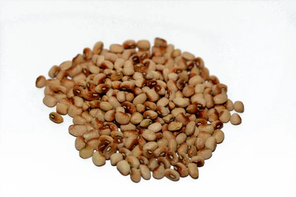黒目のエンドウ豆の粒の山 その中規模のために世界中で栽培されたマメ科植物 食用豆 カボエンドウ豆の亜種 アフリカで栽培されている古い世界の植物 白い上に隔離されたカボエンドウ豆 — ストック写真