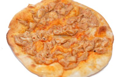 Geleneksel Arap mutfağı Manakish adında fırında pişirilmiş bir orta doğu ekmeği tavuk parçalarıyla doldurulmuş pizzaya benzer, beyaz arka planda izole edilmiş fırında pişirilmiş.