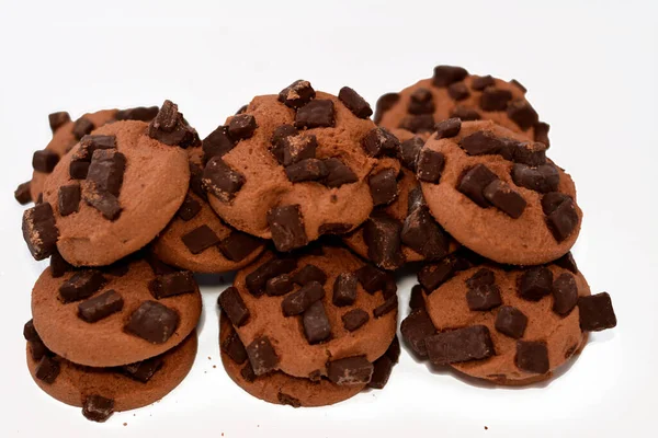 Frisch Gebackene Schokoladenkekse Mit Schokoladenstücken Traditionelle Schokoladenkekse Mit Isolierten Stücken — Stockfoto