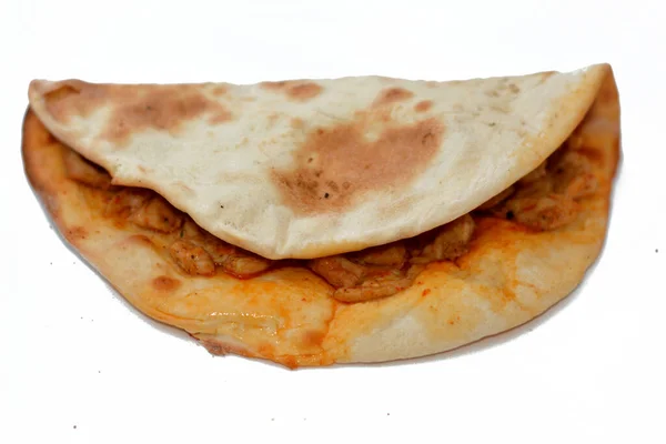 焼き菓子の伝統的なアラビア料理Manakish白い背景に隔離されたオーブンで焼かれたサンドイッチのような鶏の破片で詰めピザに似た中東のパンと呼ばれる — ストック写真