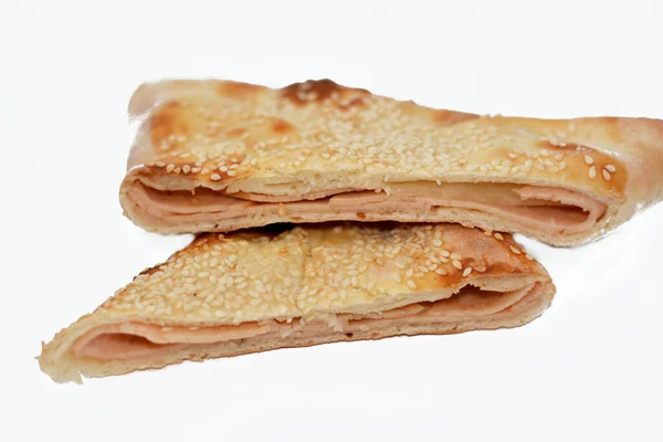 焼き菓子の伝統的なアラビア料理Manakishと呼ばれる中東のパンは ゴマで覆われ オーブンで焼かれたサンドイッチのようなトルコのスライスを燻製にしたピザに似ています — ストック写真
