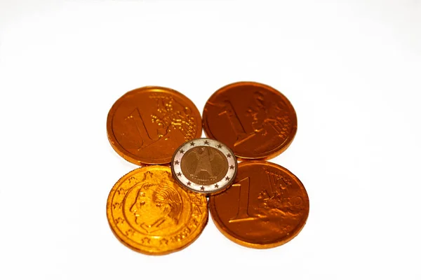 초콜릿 동전은 알베르트 국왕을 묘사하고 있으며 모노그램 대문자 상징인 2009 — 스톡 사진