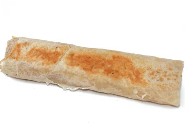 Suriye mutfağının arka planı, beyaz arka planda izole edilmiş Suriye ekmeğinde soğan, domates, marul ve sarımsak soslu tavuk shawerma veya shawarma tortilla dürümü, seçici odaklanma