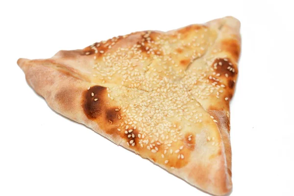 传统的阿拉伯叙利亚美食 一种叫 Manakish 的烤小吃 一种中东面包 类似于塞满烟熏土耳其片的披萨 就像夹着芝麻的三明治 在烤箱里烤 — 图库照片