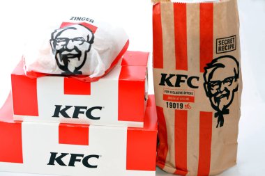 Kahire, Mısır, 13 Kasım 2022 'de KFC tarafından kurulan Zinger sandviçi tarifinin tavuk teslimatı, KFC merkezi Louisville, Kentucky' de bulunan bir Amerikan fast food restoran zinciri.