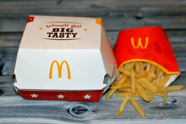 Kahire, Mısır, 16 Kasım 2022: McDonald 's Mısır' dan fast food zinciri tavuk büyük lezzetli sandviç ve tavuk Macdo, McDonald 's Corporation, Amerika Birleşik Devletleri' nin çok uluslu fast food zinciri.