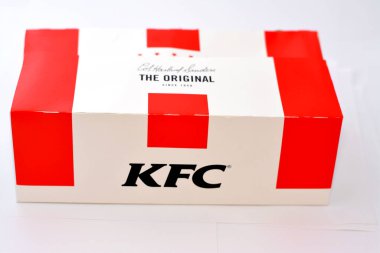 Kahire, Mısır, 13 Kasım 2022 'de KFC tarafından kurulan Zinger sandviçi tarifinin tavuk teslimatı, KFC merkezi Louisville, Kentucky' de bulunan bir Amerikan fast food restoran zinciri.