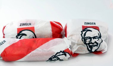 Kahire, Mısır, 13 Kasım 2022 'de KFC tarafından kurulan Zinger sandviçi tarifinin tavuk teslimatı, KFC merkezi Louisville, Kentucky' de bulunan bir Amerikan fast food restoran zinciri.