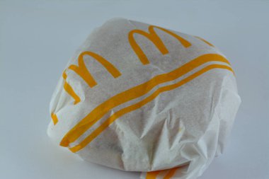 Kahire, Mısır, 16 Kasım 2022: McDonald 's Mısır' dan fast food zinciri tavuk büyük lezzetli sandviç ve tavuk Macdo, McDonald 's Corporation, Amerika Birleşik Devletleri' nin çok uluslu fast food zinciri.