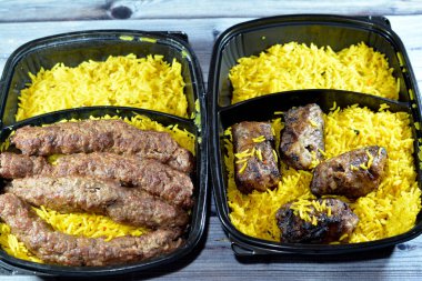 Arap mutfağı Kofta bifteği, kebap ve tarb kofta şiş Basmati pirinçli kıyma, uzun sarı pirinçli ızgara et yemeği, seçici odaklı.