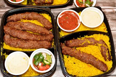 Arap mutfağı Kofta bifteği, kebap ve tarb kofta şiş Basmati pirinçli kıyma, uzun sarı pirinçli ızgara et yemeği, seçici odaklı.