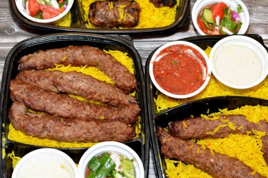 Arap mutfağı Kofta bifteği, kebap ve tarb kofta şiş Basmati pirinçli kıyma, uzun sarı pirinçli ızgara et yemeği, seçici odaklı.