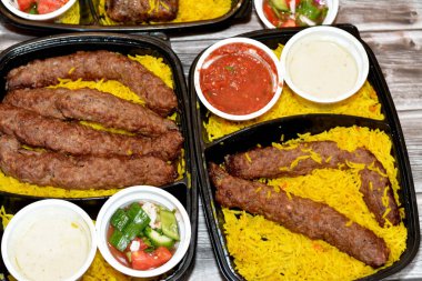 Arap mutfağı Kofta bifteği, kebap ve tarb kofta şiş Basmati pirinçli kıyma, uzun sarı pirinçli ızgara et yemeği, seçici odaklı.