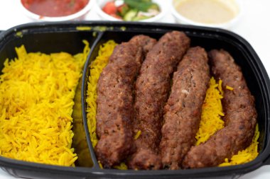 Arap mutfağı Kofta bifteği, kebap ve tarb kofta şiş Basmati pirinçli kıyma, uzun sarı pirinçli ızgara et yemeği, seçici odaklı.