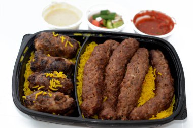 Arap mutfağı Kofta bifteği, kebap ve tarb kofta şiş Basmati pirinçli kıyma, uzun sarı pirinçli ızgara et yemeği, seçici odaklı.