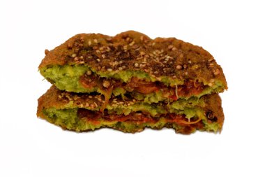 Geleneksel Mısır kızarmış falafel topları, yeşil hamburger, bezelye ve geniş fasulyeden yapılmış, kızarmış toplar ya da doğranmış soğan ve kırmızı biberle doldurulmuş köfte şeklinde börek.