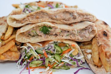 Geleneksel Mısırlıların popüler kahvaltılık sokak sandviçleri bezelye püresi, kızarmış falafel topları, patates kızartması parmakları ve mısır 'da ünlü yemekler.