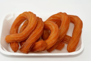 Türk Churros, Türkiye 'de çok popüler sokak yemekleri veya sokak tatlıları, Halka Tatlisi yağda kızartılmış ve bal şurubuyla tatlandırılmış dairesel tatlı, halka tatlisi Sweet Churros' un seçici odak noktası