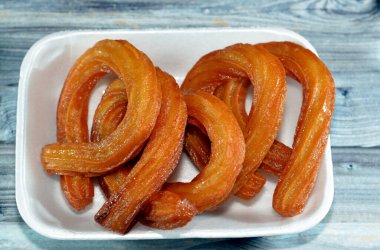 Türk Churros, Türkiye 'de çok popüler sokak yemekleri veya sokak tatlıları, Halka Tatlisi yağda kızartılmış ve bal şurubuyla tatlandırılmış dairesel tatlı, halka tatlisi Sweet Churros' un seçici odak noktası