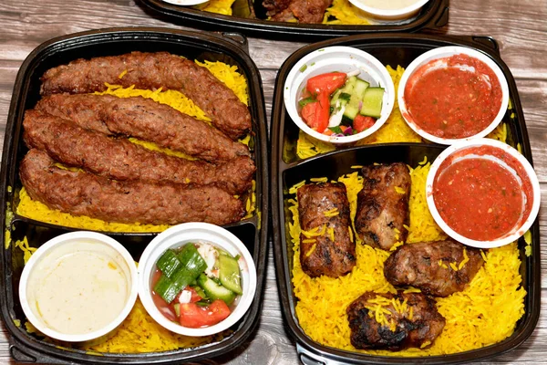 Arap mutfağı Kofta bifteği, kebap ve tarb kofta şiş Basmati pirinçli kıyma, uzun sarı pirinçli ızgara et yemeği, seçici odaklı.