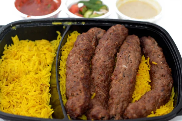 Arap mutfağı Kofta bifteği, kebap ve tarb kofta şiş Basmati pirinçli kıyma, uzun sarı pirinçli ızgara et yemeği, seçici odaklı.