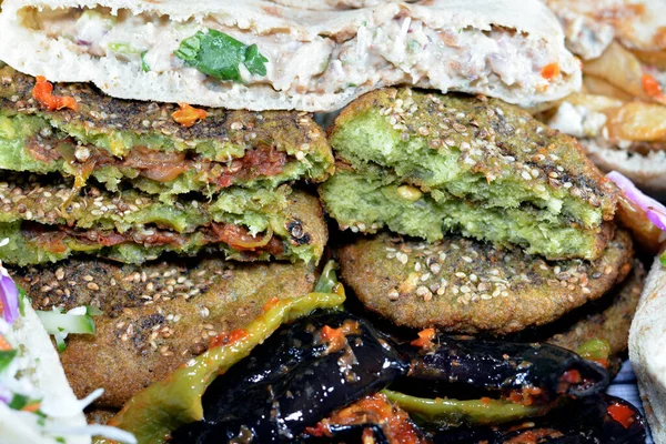 Berenjena Frita Escabeche Pimientos Verdes Sándwiches Tradicionales Egipcios Populares Puré — Foto de Stock