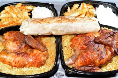 Arap mutfağından ızgara ızgara tavuk rengarenk Basmati pilavı ve patates kızartması patates kızartması ve tavuklu shawerma veya soğanlı, domatesli, marullu shawarma tortilla dürümü.