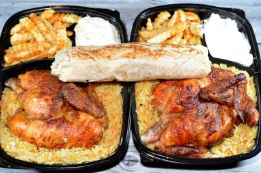 Arap mutfağından ızgara ızgara tavuk rengarenk Basmati pilavı ve patates kızartması patates kızartması ve tavuklu shawerma veya soğanlı, domatesli, marullu shawarma tortilla dürümü.