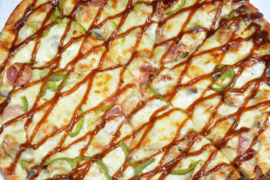 Tavuk barbeküsü pizza, soslu tavuk, salam, biber, mozzarella, barbekü sosu, İtalyan ve Amerikan mutfağı geçmişi, fast food konsepti, fırında taze pizza.