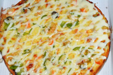 Karides, yengeç parçaları, çiftlik sosu, biber ve mozzarella dilimleri, İtalyan ve Amerikan mutfağı arka planı, fast food konsepti, taze soslu lezzetli pişmiş pizza.